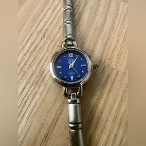 GVII ladies blue dial silver tone watch NEW BATTERY